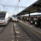 Viajeros esperando al -˜Alvia-™ en la estación de León.