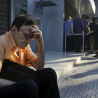 Giorgos, un pensionista de 77 años de Atenas, espera fuera del Banco Nacional de Grecia.
