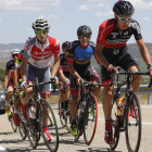 Un grupo de corredores durante una de las ascensiones de montaña que caracterizaron a la etapa reina de la Vuelta a León.