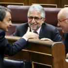 Zapatero conversa en el Congreso con Sánchez Llibre y Duran i Lleida.