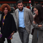 García del Blanco, ayer, flanqueado por Nancy Prada y Helena Castellano.
