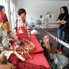 Carmen Pastor y Eva García, viendo la exposición.