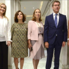 El presidente de la Xunta de Galicia, Alberto Nuéz Feijóo, y candidato a la reelección, este lunes arropado por la cúpula de su partido en un desayuno informativo en Madrid.