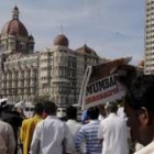 Miembros de las Fuerzas de Seguridad toman posiciones en el exterior del hotel Taj Mahal, donde se c