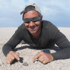 José Vicente Casado señala a uno de los meteoritos. DL