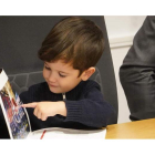 El pequeño Darío señala una de las fotos del calendario. J. NOTARIO