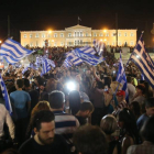 Los ciudadanos griegos tras el referendum, este domingo.