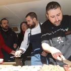 La ‘food-truck’ del cocido de Lalín hizo parada en la plaza Fernando Miranda de Ponferrada. L. DE LA MATA