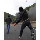 El enfrentamiento de ayer entre mineros y agentes antidisturbios en la N-630 no invadió la localidad de Ciñera, pero se quedó a las puertas.