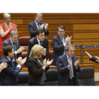 El presidente de la Junta de Castilla y León, Juan Vicente Herrera (d), recibe los aplausos de los miebros del gobierno y del Grupo Parlamentario Popular tras su primera intervención en el Debate de Política General.