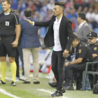 Rubén de la Barrera da instrucciones a sus jugadores en un lance del partido disputado en el Heliodoro Rodríguez López. JUAN GARCÍA