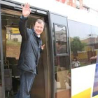 Antonio Silván se montó ayer en el ferrocarril de Feve para hacer campaña en la montaña