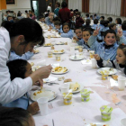 Niños y niñas en el comedor escolar.