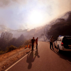 El alcalde habla con la Guardia Civil, junto a dos voluntarios, nada más detectarse el fuego.