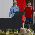 Los futbolistas de la selección española Fernando Torres e Iker Casillas, tras el entrenamiento del equipo en la localidad polaca de Gniewino.