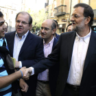 Rajoy, junto a Herrera, saluda a un joven antes de un acto de precampaña, ayer en Salamanca.