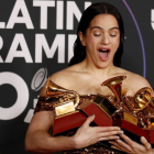 Rosalía posa con los cuatro Grammys. CAROLINE BREHMAN