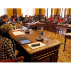 El Pleno se celebró ayer por la mañana en el consistorio de San Marcelo. FERNANDO OTERO