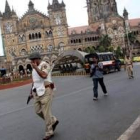 Un soldado apunta hacia el hotel Taj Mahal durante los combates que han tenido lugar en las últimas