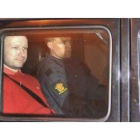 El presunto autor de los atentados de Oslo, Anders Behring Breivik, sale de los juzgados de esta ciu