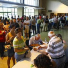 Un icono del Ademar como Juanín García no dudó en acudir a votar.