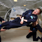 Stephen Hawking, experimentando la gravedad cero en abril del 2007.