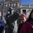 Lino junto a otras peregrinas que también compartieron el camino con Denis frente a la estatua del caminante de Sendo. JESÚS F. SALVADORES