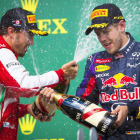 Vettel y Alonso celebran con cava su primer y segundo puesto.