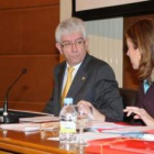 El rector José Ángel Hermida dio cuenta ante el Claustro de la situación económica.
