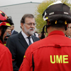 Rajoy y Núñez Feijóo conversan con los efectivos de la UME desplazados a Galicia. LAVANDEIRA JR