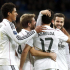 Los jugadores del Madrid felicitan a Álvaro Arbeloa tras marcar el tercer gol al Ludogorets.