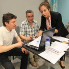 Samuel Folgueral, durante la jornada electoral comprobando los resultados.