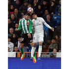 El Betis acabó muy enfadado tras el partido contra el Madrid. J. J. GUILLÉN.