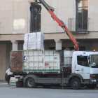 Operarios del servicio de la basura, en plena faena. L. DE LA MATA