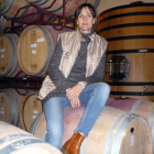 Sonia Montesinos García-Caro, sobre  las barricas en las que hace una  breve maduración  en la bodega el  ‘Liarán’ de Mencía.