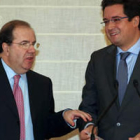 Juan Vicente Herrera y Óscar López, ayer, tras la firma del pan de Convergencia.