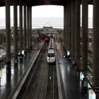 Un tren del AVE accede a la estación de Atocha de Madrid en noviembre de 2020. MARISCAL