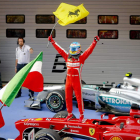 Alonso celebró su triunfo con una bandera de Ferrari.