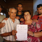 Carmen González y Cayetano Martínez con sus tres hijos muestran el certificado de defunción de su primogénito que piensan que les robaron en 1975. JESÚS F. SALVADORES