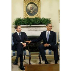 Zapatero y Obama posan ante la chimenea del despacho oval antes de la entrevista.