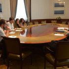 Reunion mantenida ayer entre los sindicatos con responsables de Unidos Podmos en el Congreso. DL