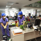 Trabajadoras de Emilsa limpiando el pasado lunes la planta baja del edificio principal de Ordoño.