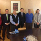 Los alcaldes posan con los parlamentarios populares.
