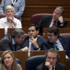 Sanz Vitorio, De la Hoz y Fernández Mañueco en el pleno. R. GARCÍA