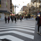 Paseo por el centro de León el viernes 27, cuando encendieron las luces de Navidad. MARCIANO PÉREZ