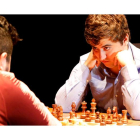 Jaime Santos se muestra muy atento a su rival Parham Maghsoodloo en un lance de la segunda semifinal del Magistral. MARCIANO PÉREZ