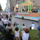 Niños y mayores disfrutan del gran desfile de carrozas. L. DE LA MATA