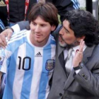 Maradona felicita a Messi al finalizar el partido.