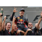 Vettel celebra con los integrantes de su escudería, incluido el director Chris Horner y el ingeniero jefe Adrian Newey, su tercer título de campeón de Fórmula 1.