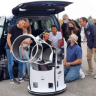 Científicos de la Nasa prueban los telescopios, ayer en Gijón. UNIOVI